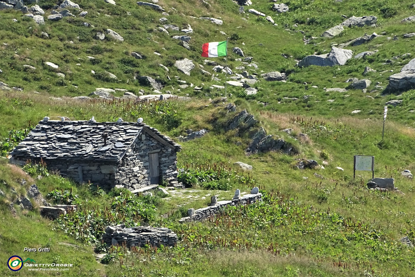 28 Zoom sul Bivacco Zamboni (2007 m).JPG